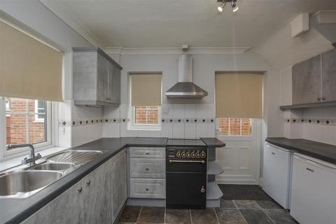 3 bedroom end of terrace house for sale, Knights Way, Brentwood