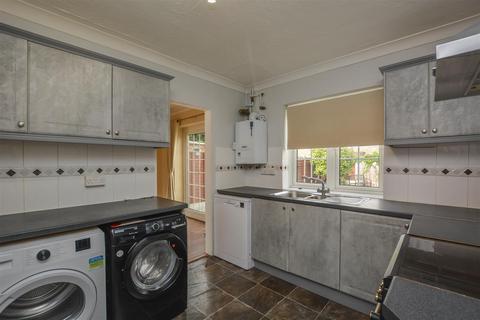 3 bedroom end of terrace house for sale, Knights Way, Brentwood
