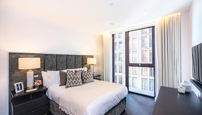 Apartment in Charles Clowes Walk - View 4