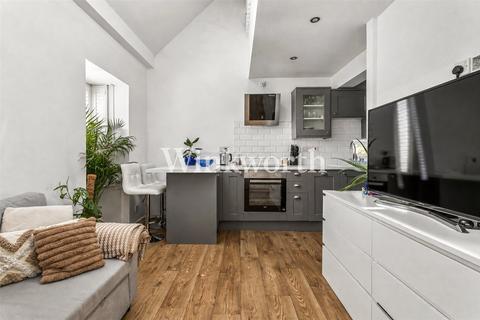 Pilgrims Close, London, N13