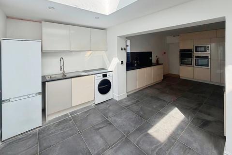 6 bedroom detached house to rent, Feltham Road