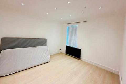6 bedroom detached house to rent, Feltham Road