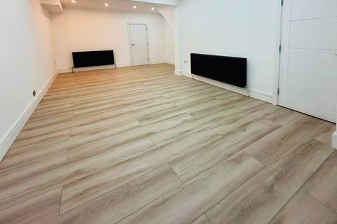 6 bedroom detached house to rent, Feltham Road