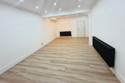 6 bedroom detached house to rent, Feltham Road