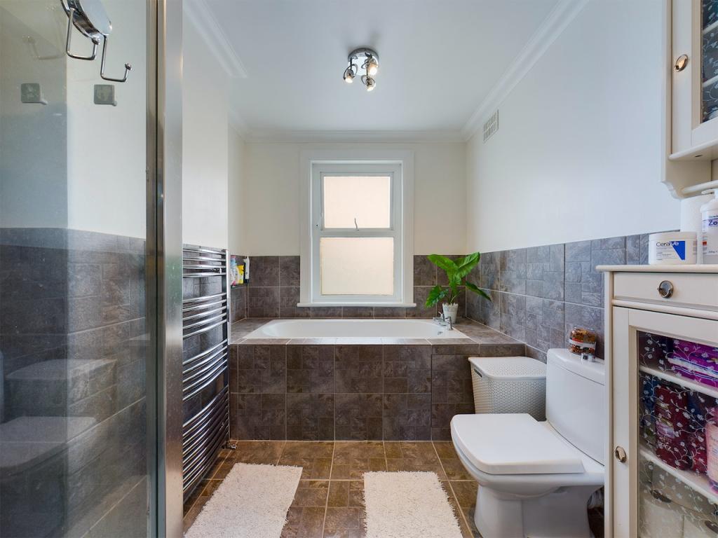 House in Sutton - View 5