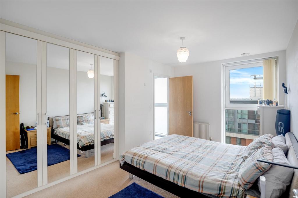 Apartment in Royal Victoria Dock - More