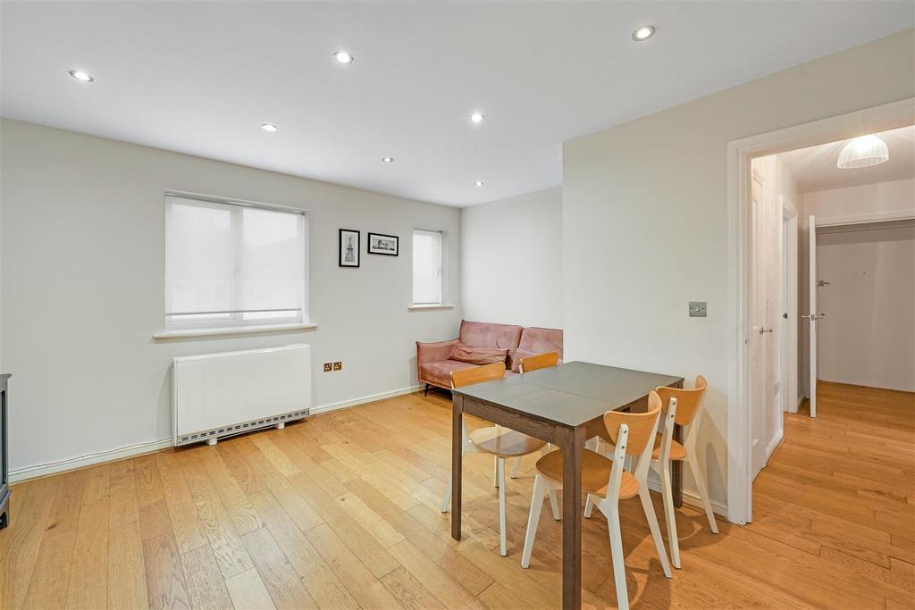 Apartment in Custom House - View 5