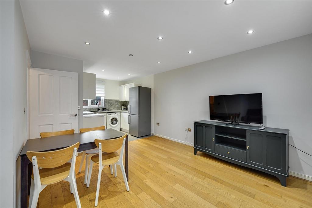 Apartment in Custom House - More
