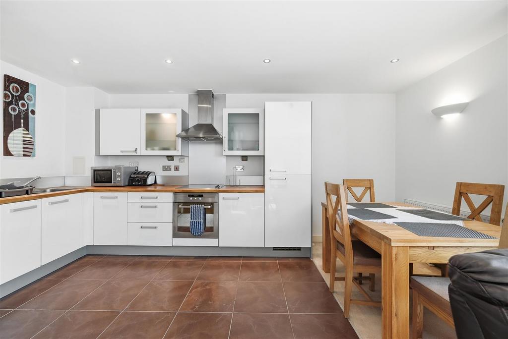 Apartment in Royal Victoria Dock - View 2