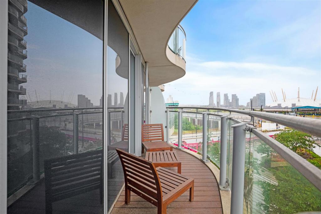 Apartment in Royal Victoria Dock - View 3
