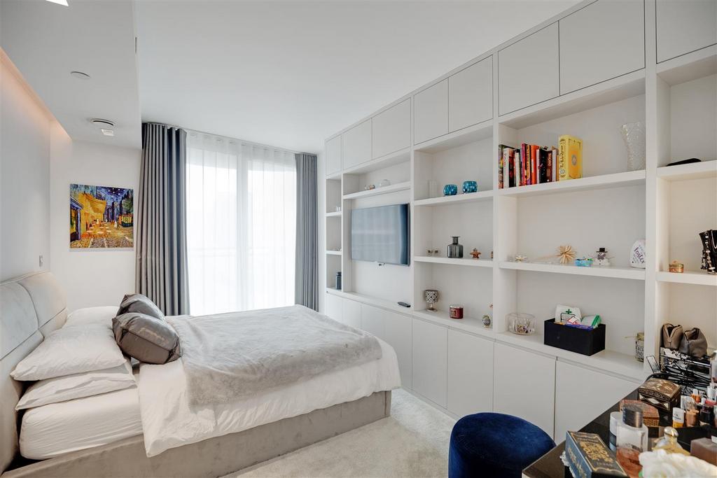 Apartment in Royal Victoria Dock - More