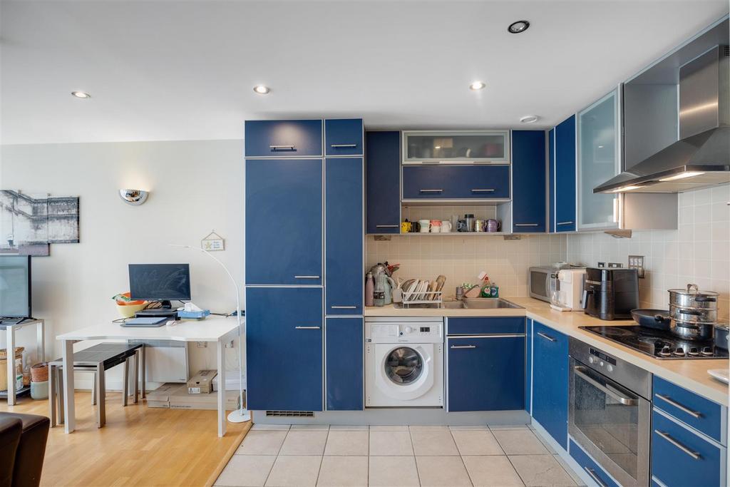 Apartment in Royal Victoria Dock - View 2