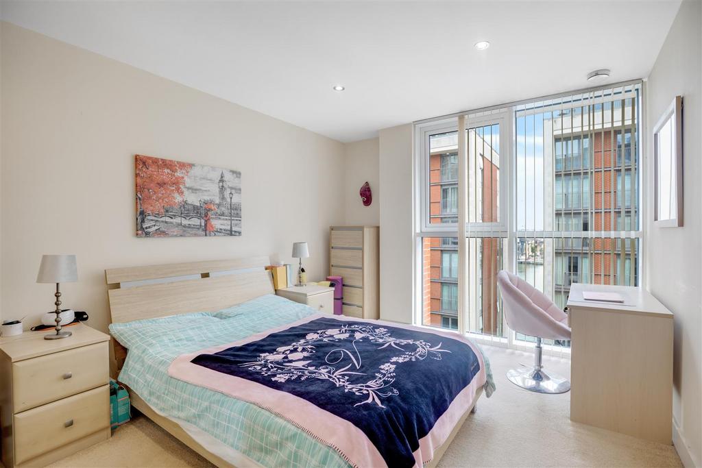 Apartment in Royal Victoria Dock - View 3