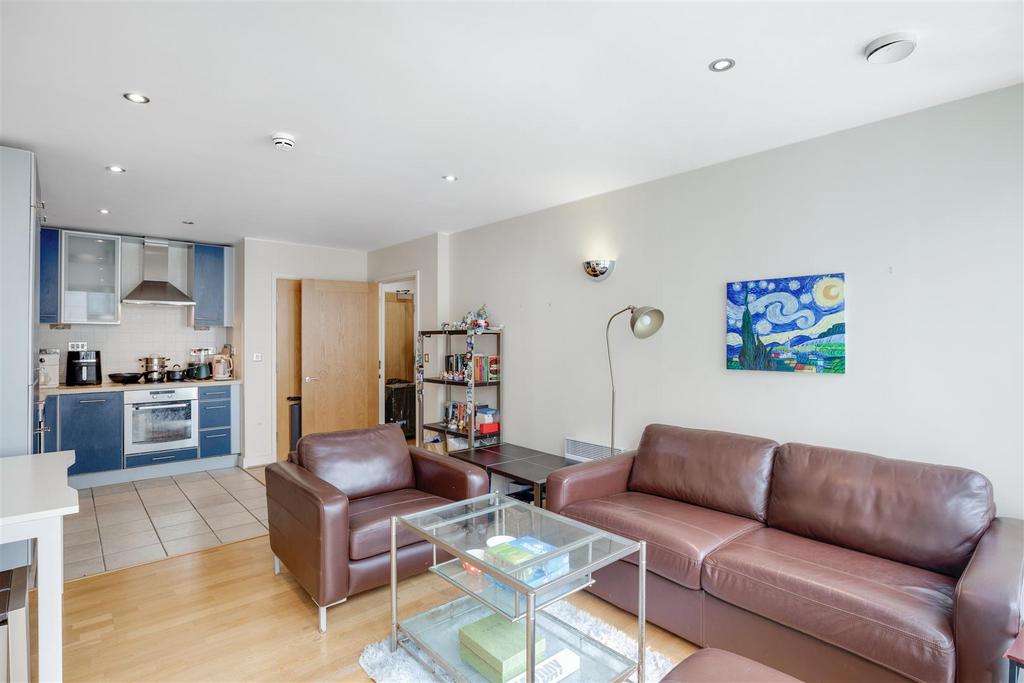 Apartment in Royal Victoria Dock - More