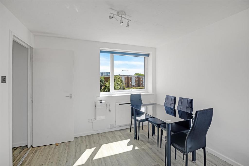 Apartment in North Woolwich - View 2