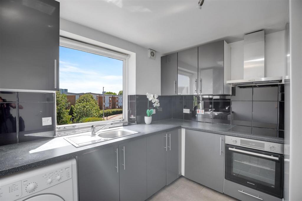 Apartment in North Woolwich - View 3