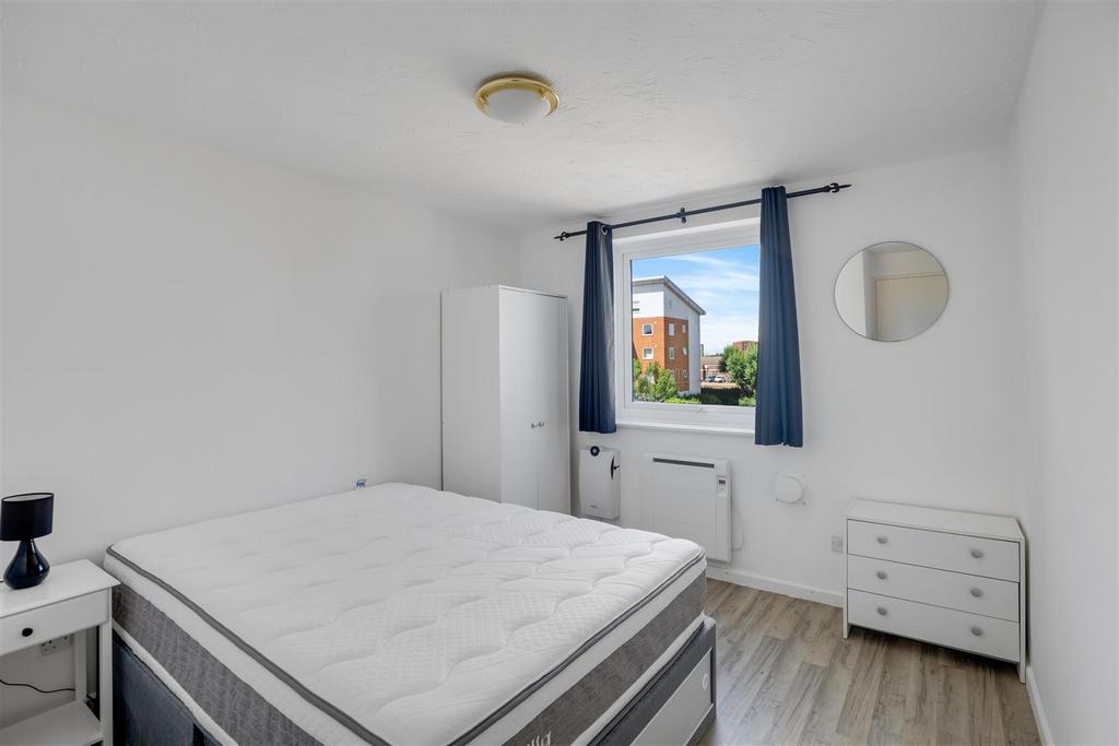 Apartment in North Woolwich - View 4