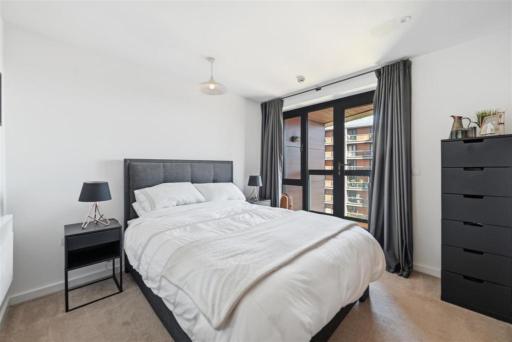 Apartment in Royal Victoria Dock - View 3