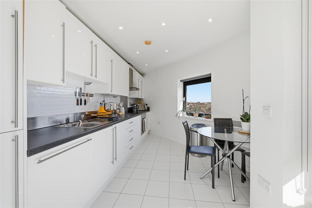 Apartment in Royal Victoria Dock - More