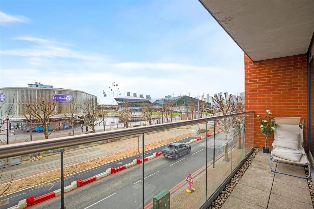 Apartment in Royal Victoria Dock - View 3