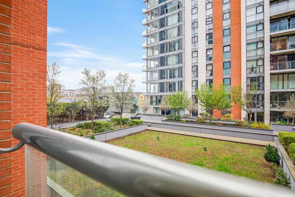Apartment in Royal Victoria Dock - More