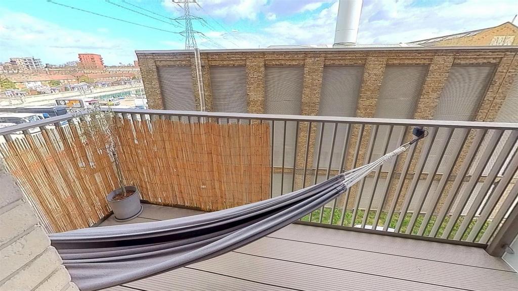 Apartment in Royal Victoria Dock - More