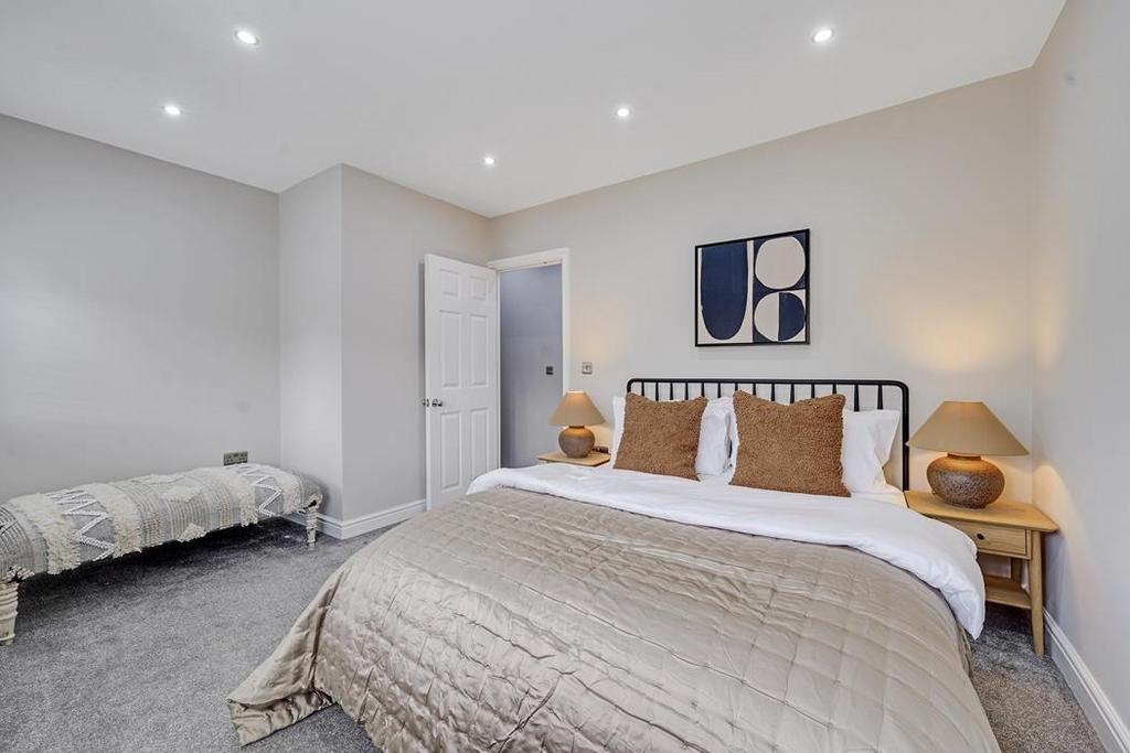 House in Custom House - View 3