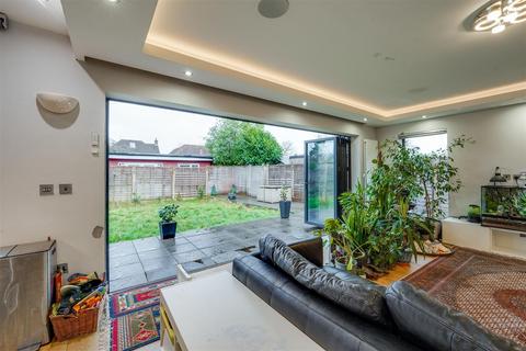 4 bedroom house for sale, Old Farm Road, Hampton TW12