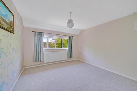 2 bedroom apartment for sale, Chichester Close, Hampton TW12