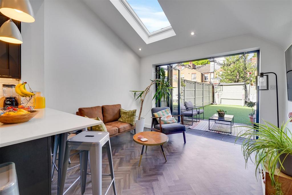 House in Hampton Hill - View 3