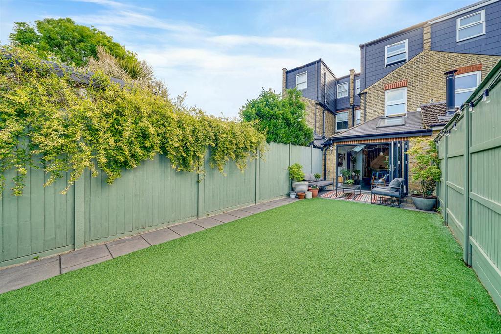 House in Hampton Hill - View 4