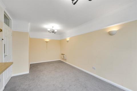 1 bedroom apartment for sale, Tasman Court, Sunbury-On-Thames TW16