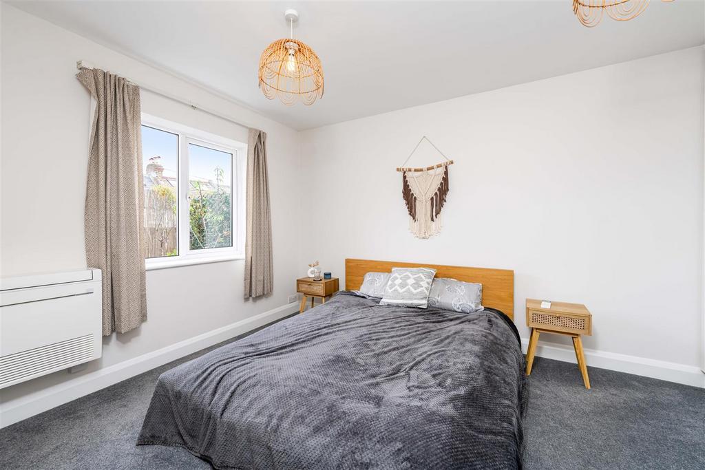 Apartment in Teddington - More