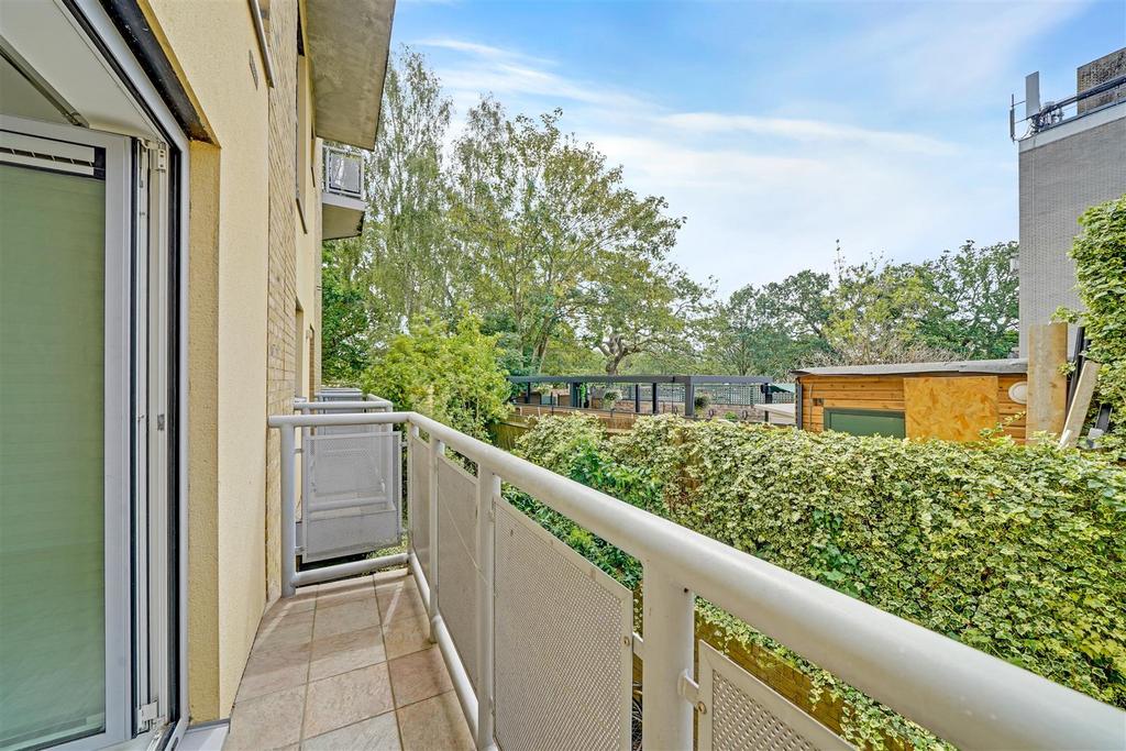 Apartment in Hampton Hill - View 3