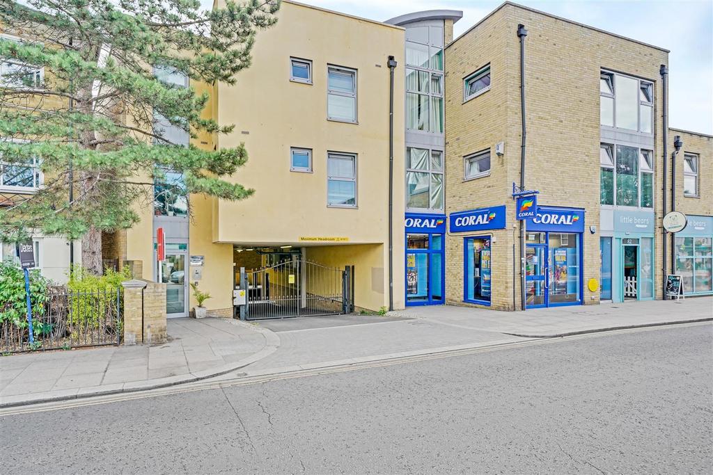 Apartment in Hampton Hill - View 4