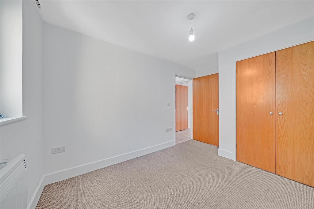 Apartment in Hampton Hill - More