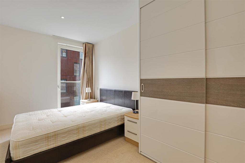 Apartment in Surrey Quays - More