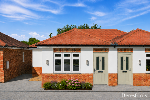 2 bedroom bungalow for sale, Luna Close, Off The Crescent, RM14