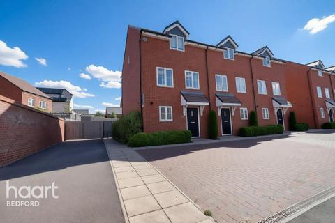 4 bedroom townhouse for sale, Dragonfly Crescent, Bedford