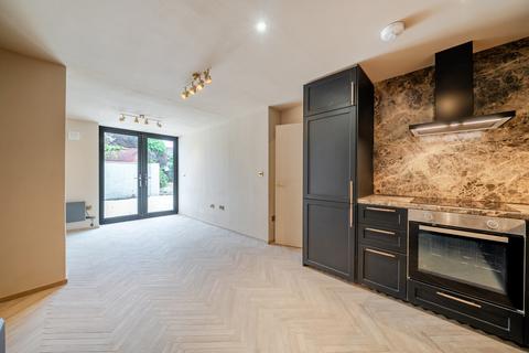 undefined, Commonside East, Mitcham, CR4