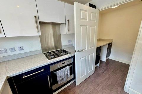 3 bedroom terraced house to rent, Kingsclere Close, Southampton, SO19