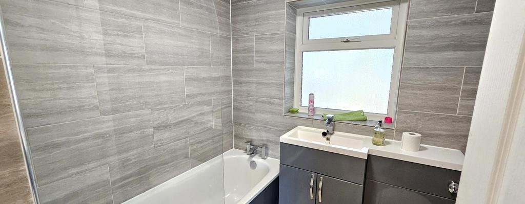 House in Ashford - View 4