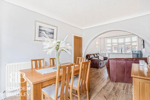 3 bedroom terraced house for sale, Havering Gardens, Romford, RM6