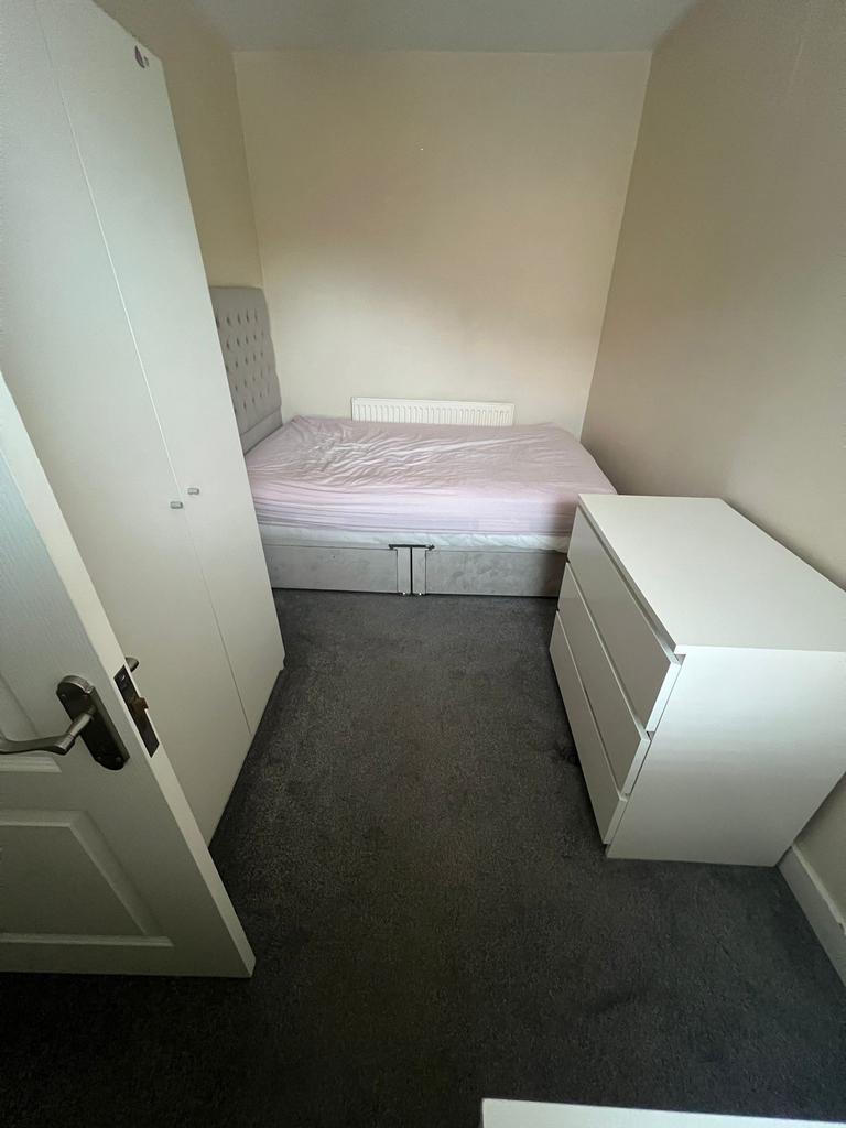 Grange Avenue, Reading RG6