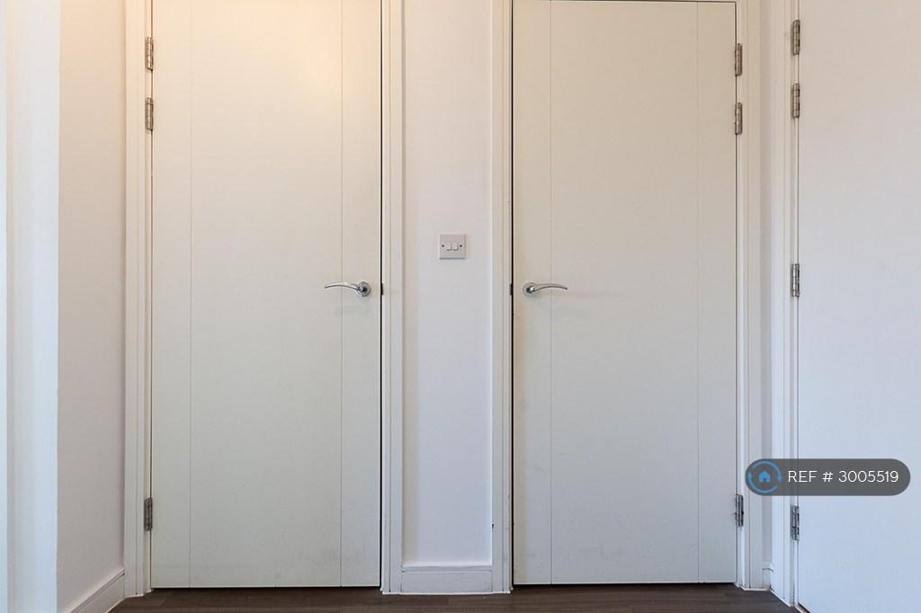 Apartment in New Addington, Croydon - More