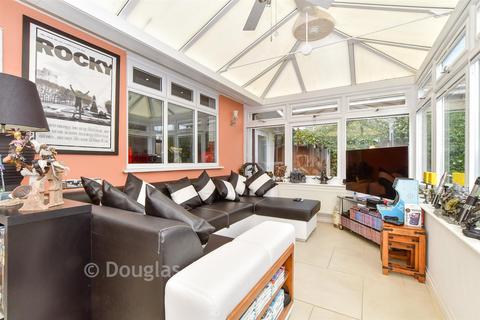 5 bedroom chalet for sale, Alfred Gardens, Wickford, Essex