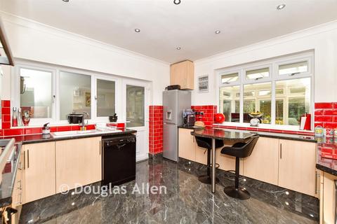 5 bedroom chalet for sale, Alfred Gardens, Wickford, Essex