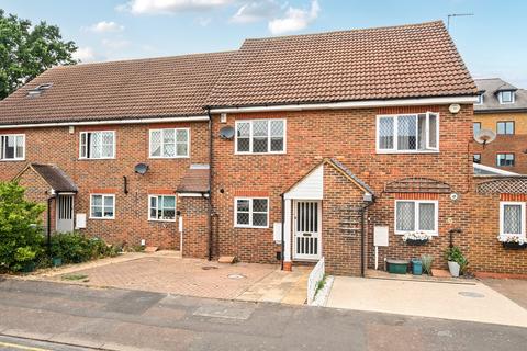 3 bedroom terraced house to rent, Hawthorne Place, Epsom KT17