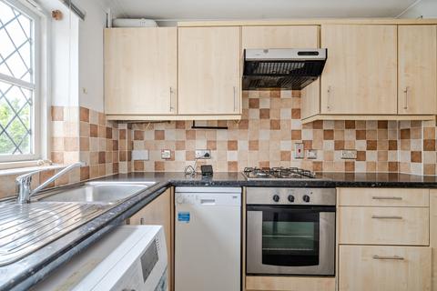 3 bedroom terraced house to rent, Hawthorne Place, Epsom KT17