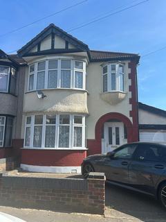 3 bedroom end of terrace house to rent, Sydney Road, Ilford, IG6